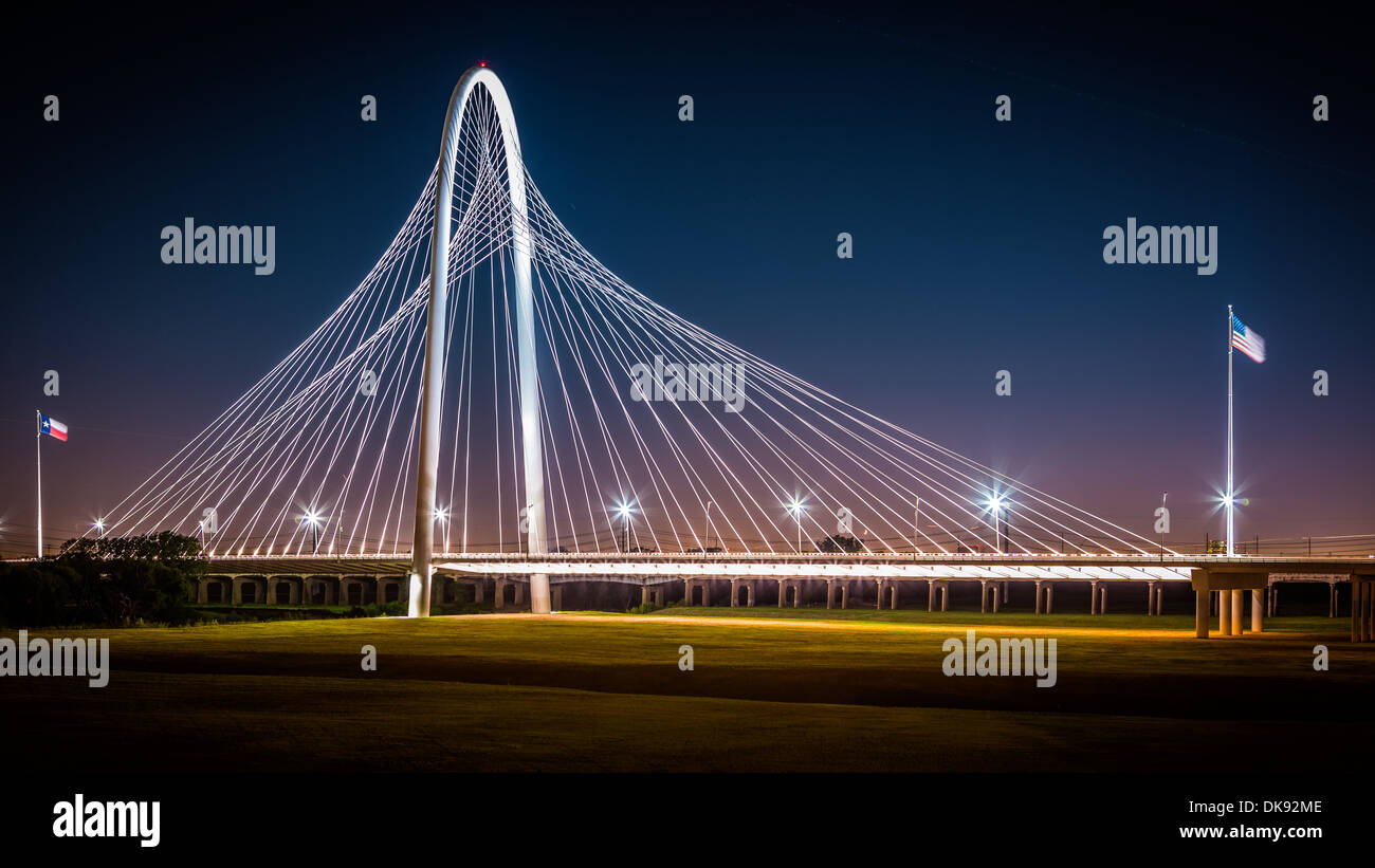 Margaret Hunt Hill Bridge bei Nacht am 23. Oktober 2013 in Dallas, USA Stockfoto