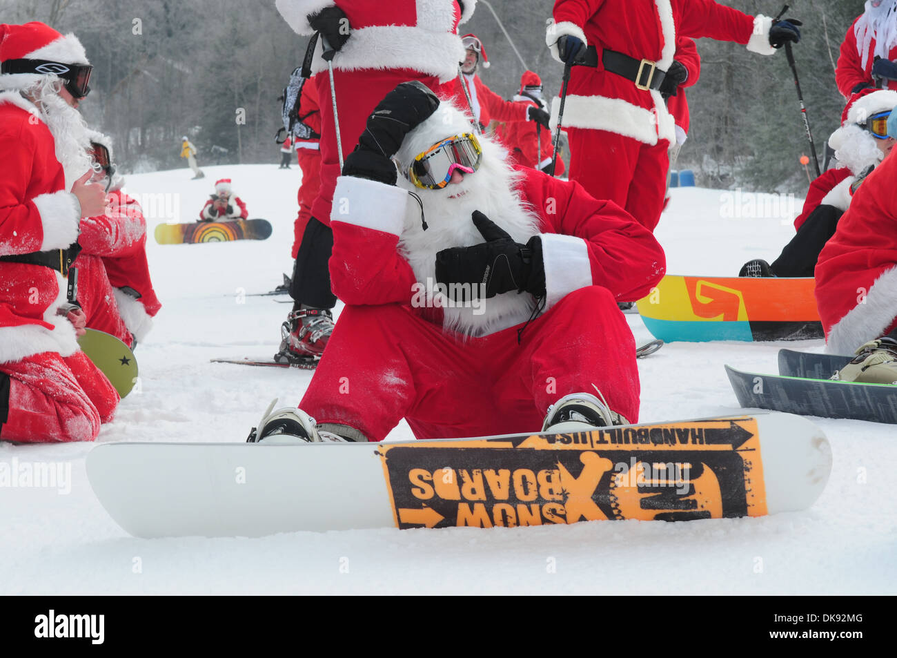 19. Dezember - Skifahren und Reiten Weihnachtsmänner für wohltätige Zwecke am Windham Berg WINDHAM. Windham Berg, Windham NY 19. Dezember 2010 Stockfoto