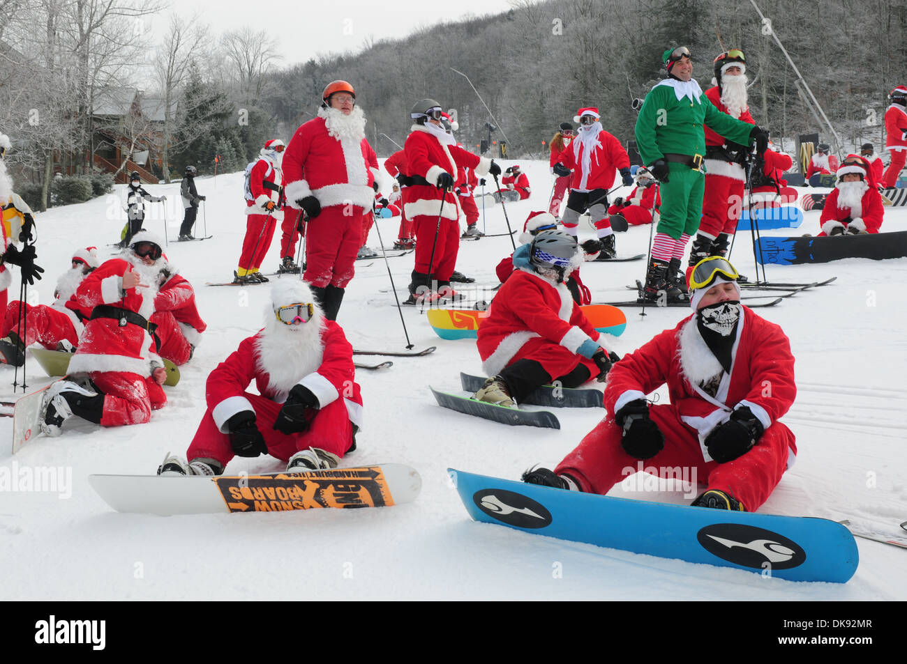 19. Dezember - Skifahren und Reiten Weihnachtsmänner für wohltätige Zwecke am Windham Berg WINDHAM. Windham Berg, Windham NY 19. Dezember 2010 Stockfoto