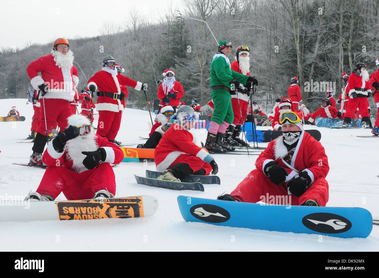 19. Dezember - Skifahren und Reiten Weihnachtsmänner für wohltätige Zwecke am Windham Berg WINDHAM. Windham Berg, Windham NY 19. Dezember 2010 Stockfoto