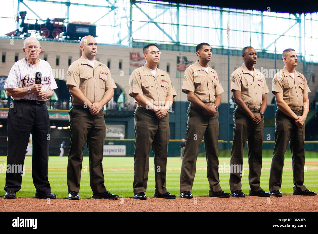 7. August 2011 - sind Houston, Texas, USA - Special Guest, der Astros die militärischen Soldaten. Milwaukee Brewers gegen die Houston Astros 7-3 im Minute Maid Park in Houston Texas. (Kredit-Bild: © Juan DeLeon/Southcreek Global/ZUMAPRESS.com) Stockfoto