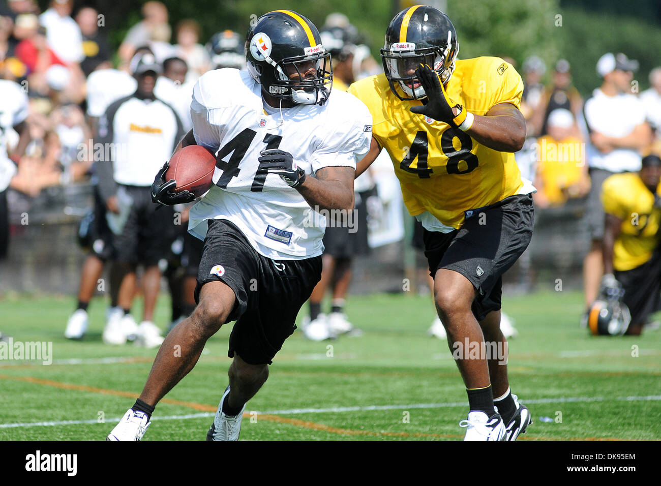 10. August 2011 - Latrobe, PENNSYLVANNIA, US - Pittsburgh Steelers Runningback James Johnson (41) und Pittsburgh Steelers Linebacker Mortty Ivy (48) nehmen an Teil einer Offensive/Defensive Bohrmaschine während des Trainingslagers am St. Vincent College in Latrobe, Pennsylvania. (Kredit-Bild: © Dean Beattie/Southcreek Global/ZUMAPRESS.com) Stockfoto