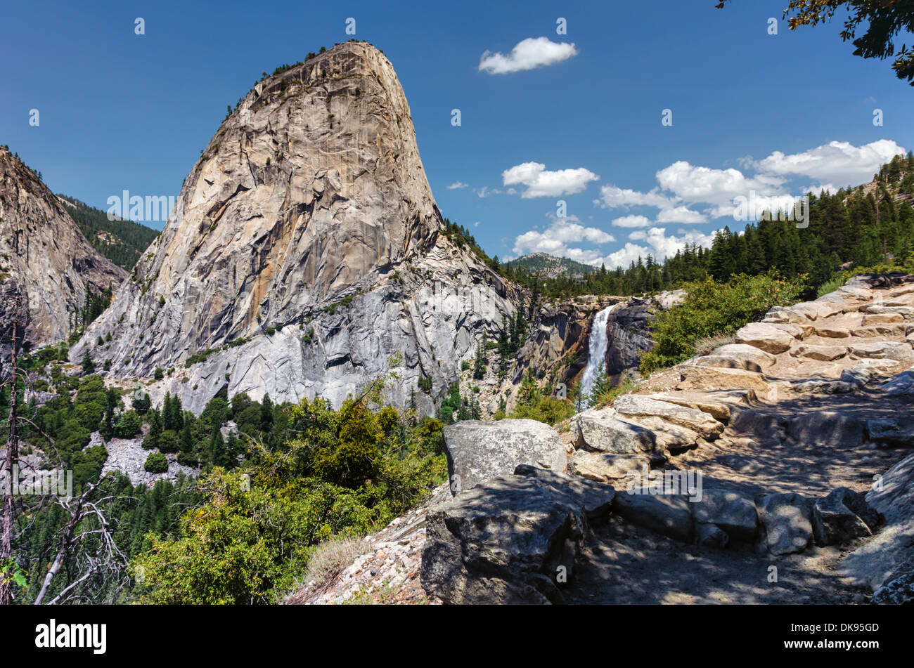 Liberty Cap und Nevada fallen. Von der Panorama Trail fotografiert. Yosemite Nationalpark, Kalifornien, Vereinigte Staaten. Stockfoto