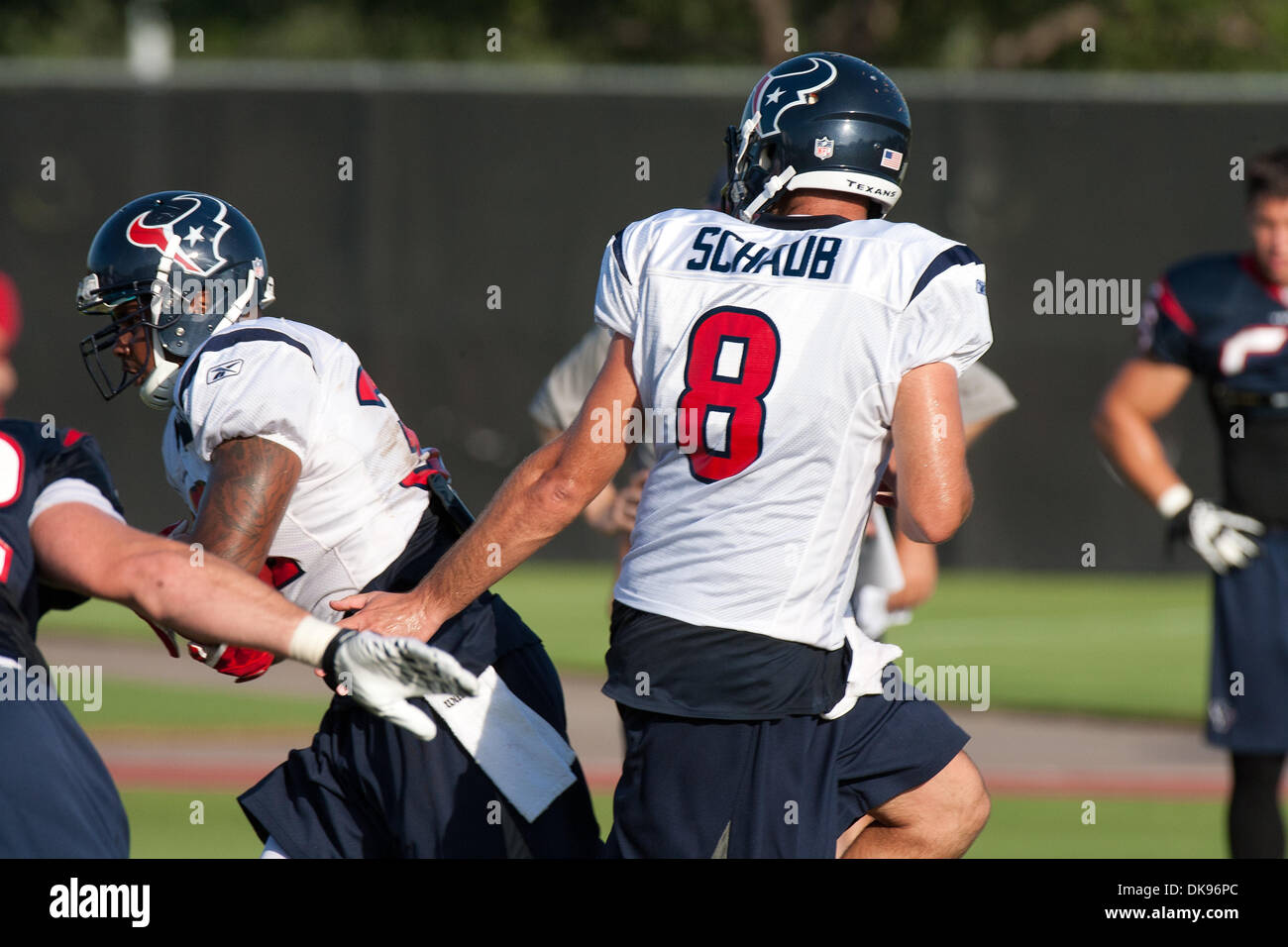 11. August 2011 - übergibt Houston, Texas, USA - Houston Texans Q Matt Schaub (8) den Ball an RB Derrick Ward (32) während die Houston Texans Trainingslager in Houston, Texas. (Kredit-Bild: © Juan DeLeon/Southcreek Global/ZUMAPRESS.com) Stockfoto