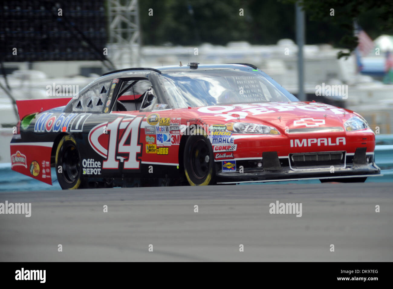 12. August 2011 - Watkins Glen, New York, USA - Tony Stewart, Treiber (14) Office Depot/Mobil 1 Chevrolet, Rollen durch turn 10 während des ersten Trainings Übles zuliebe! Sauerrahm-Dips in der Glen in Watkins Glen, New York. (Kredit-Bild: © Michael Johnson/Southcreek Global/ZUMAPRESS.com) Stockfoto