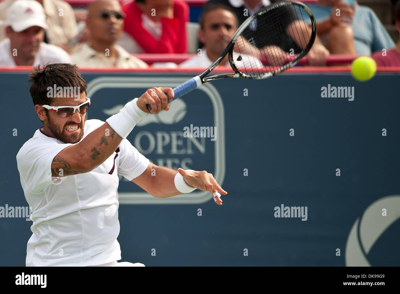 13. August 2011 - Montreal, Quebec, Kanada - Janko Tipsarevic (SRB) spielt gegen Mardy Fish (USA) im Semi-Finale im Uniprix Stadium in Montreal, Quebec, Kanada. Fisch gewann über Tipsarevic 6-3, 6-4 (Credit-Bild: © Marc DesRosiers/Southcreek Global/ZUMAPRESS.com) Stockfoto