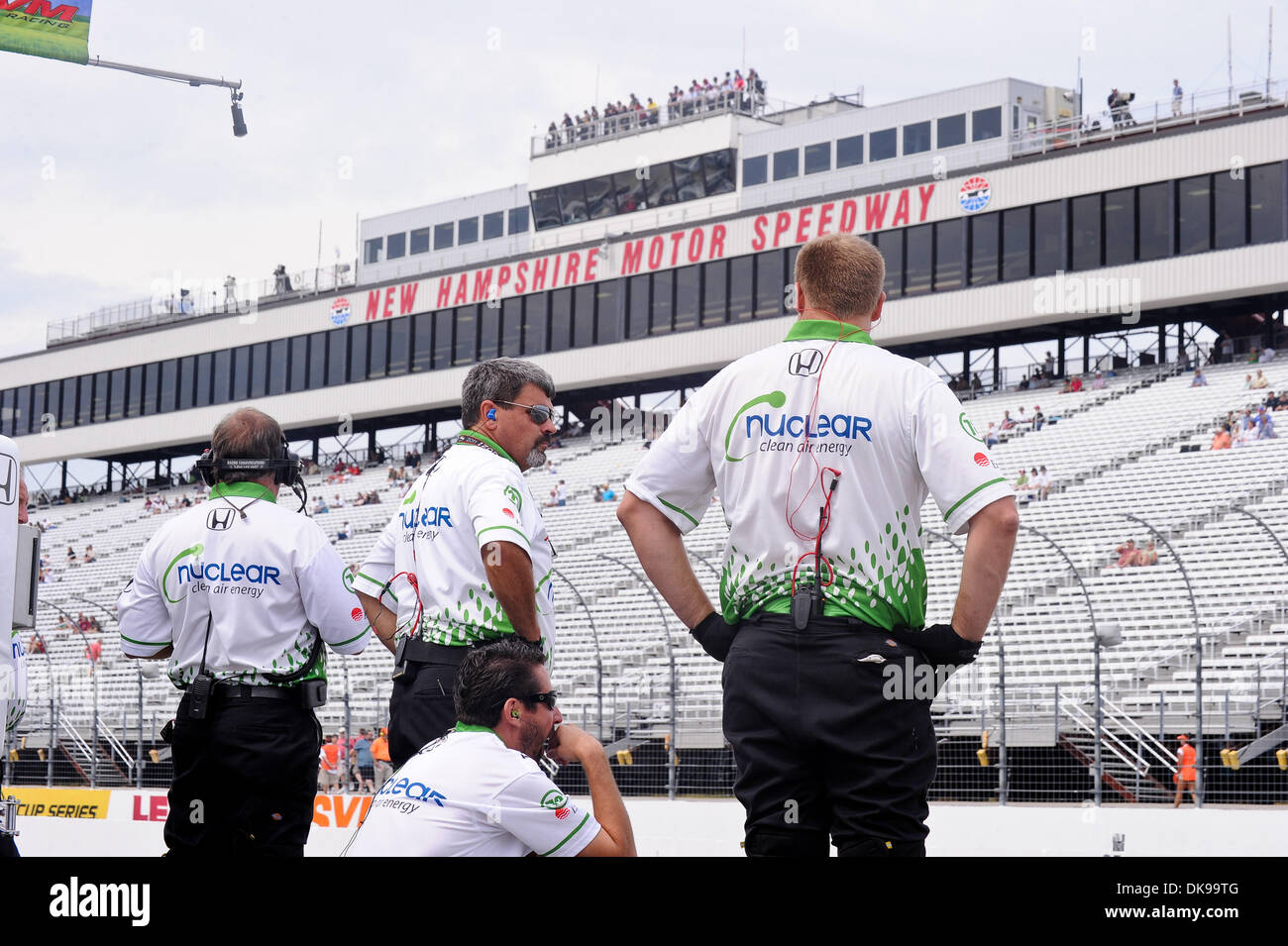 14. August 2011 - Loudon, New Hampshire, USA - der Kernenergie saubere Luft Boxencrew Uhren die Warm Ups vor der MoveThatBlock.com 225 auf dem New Hampshire Motor Speedway. (Kredit-Bild: © Geoff Bolte/Southcreek Global/ZUMAPRESS.com) Stockfoto