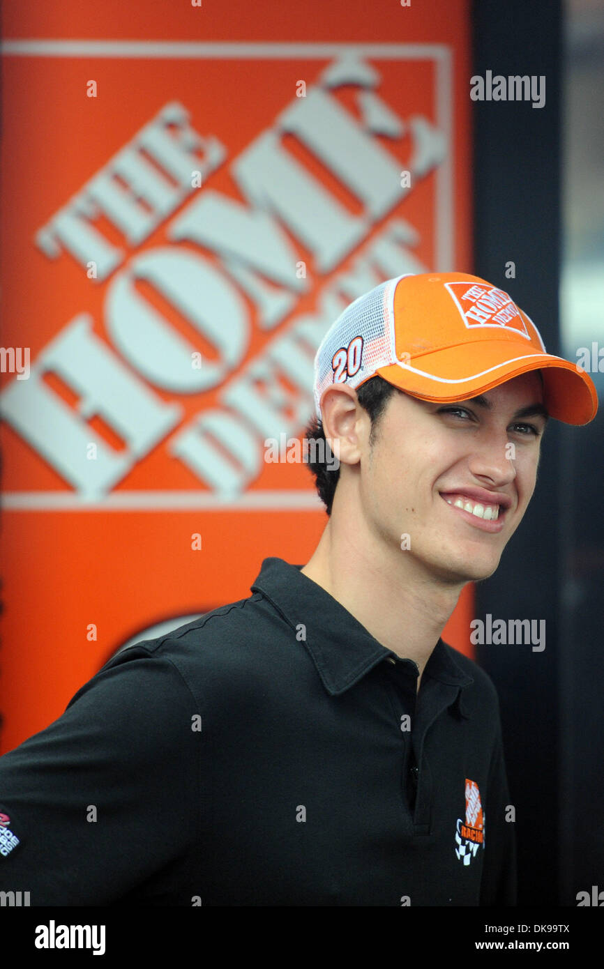 14. August 2011 - Watkins Glen, New York, USA - Joey Logano Treiber der (20) The Home Depot Toyota, macht sich bereit für ein Interview vor der Ausführung des guten Übles! Sauerrahm-Dips in der Glen in Watkins Glen, New York. Das Rennen wurde wegen Regen verschoben. (Kredit-Bild: © Michael Johnson/Southcreek Global/ZUMAPRESS.com) Stockfoto