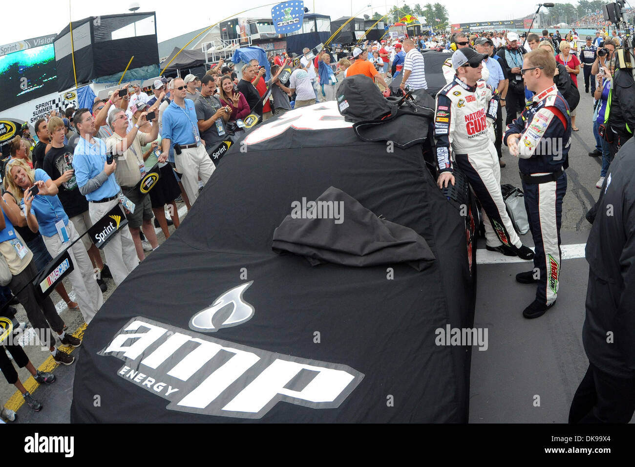 14. August 2011 - Watkins Glen, New York, USA - Dale Earnhardt Jr., Fahrer der (88) National Guard/Amp Energy Chevrolet, spricht mit einem Crew-Mitglied neben seinem Auto während des Wartens auf den Start des guten Übles! Sauerrahm-Dips in der Glen in Watkins Glen, New York. Das Rennen wurde wegen Regen verschoben. (Kredit-Bild: © Michael Johnson/Southcreek Global/ZUMAPRESS.com) Stockfoto