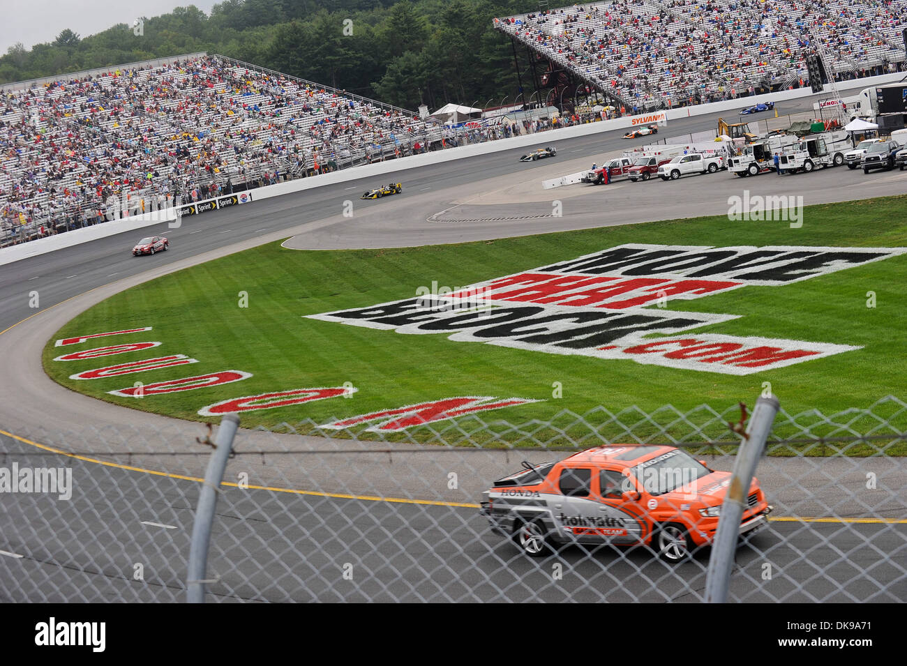 14. August 2011 - Loudon, New Hampshire, US - Cars geben Sie Turn 1 beim Track Sicherheit LKW deutlich die Spur des Rückstands während der MoveThatBlock.com 225 auf dem New Hampshire Motor Speedway. (Kredit-Bild: © Geoff Bolte/Southcreek Global/ZUMAPRESS.com) Stockfoto