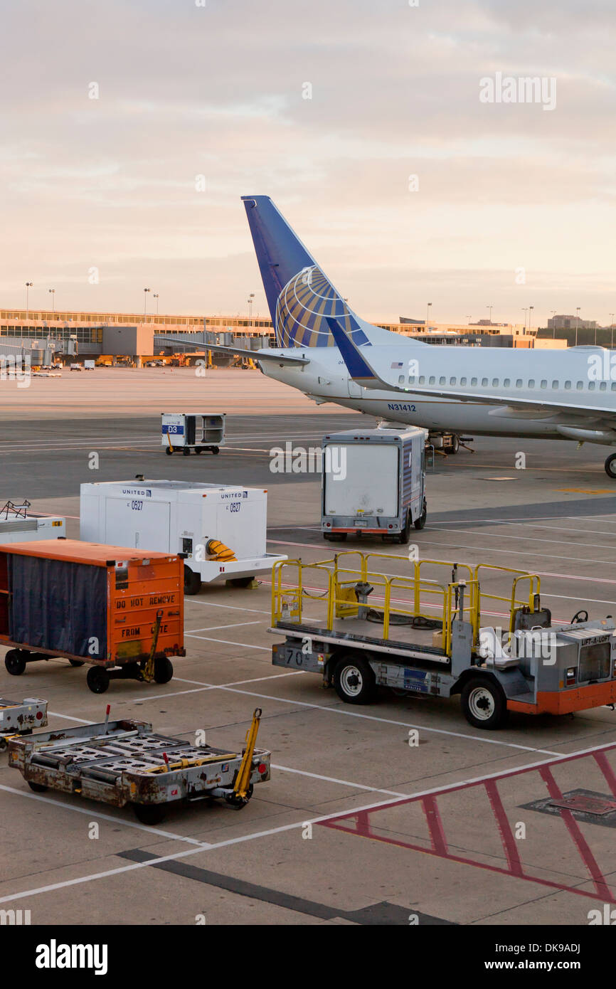 United Airlines Flugzeug - Dulles International Airport, Virginia USA angedockt Stockfoto