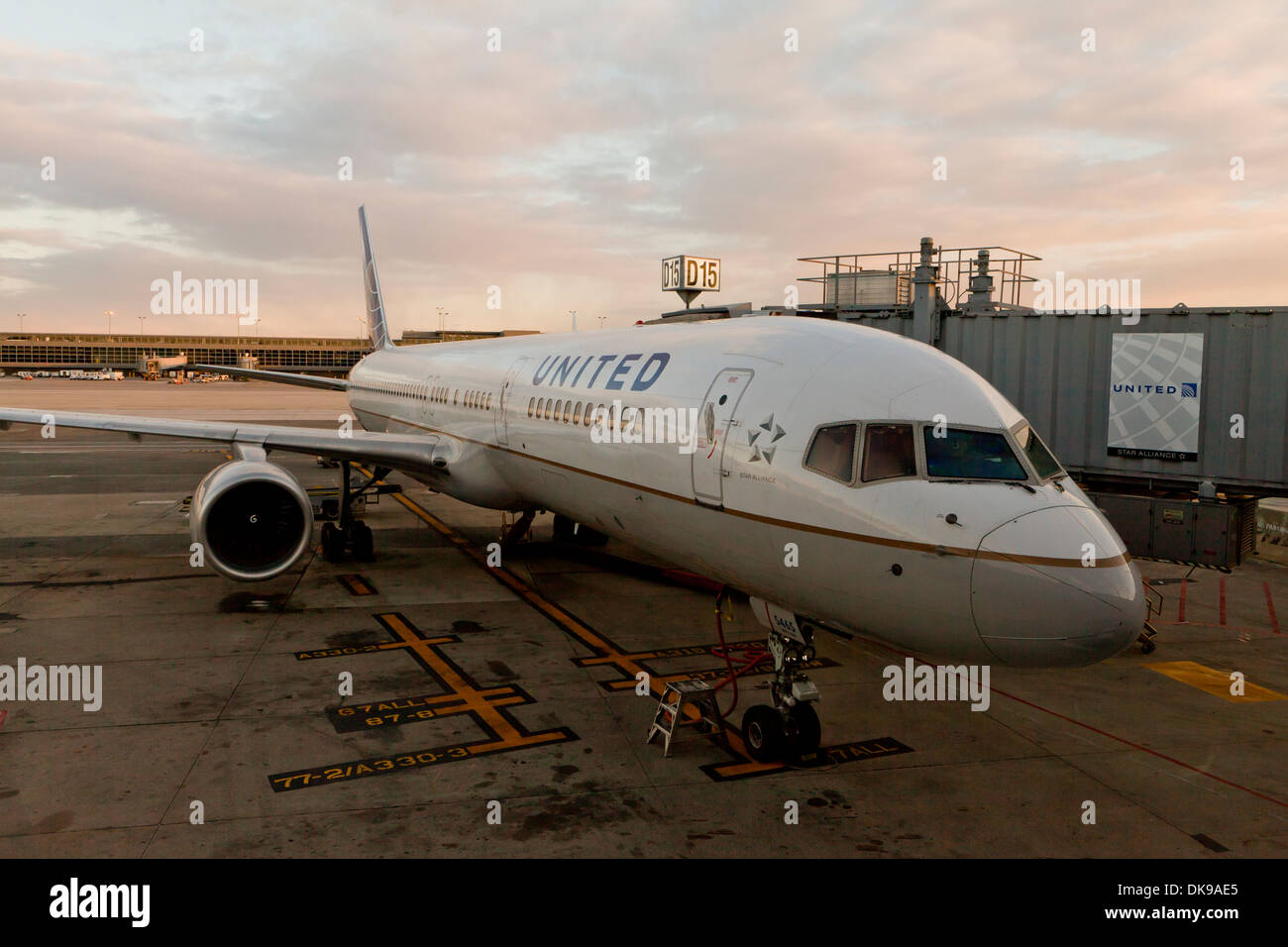 United Airlines Flugzeug - Dulles International Airport, Virginia USA angedockt Stockfoto