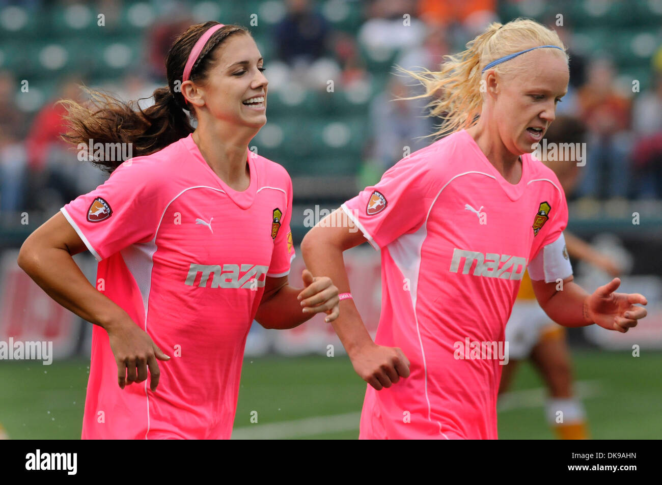 14. August 2011: Western New York Flash besiegte Atlanta Beat 2-0 bei Sahlen Stadion in Rochester, New York in einer Frauen Professional Soccer (WPS) Matchup. Western New York Flash Caroline Seger (9) feiert mit Alex Morgan (13) nach erzielte das erste Tor des Spiels. (Kredit-Bild: © Alan Schwartz/Cal Sport Media/ZUMAPRESS.com) Stockfoto