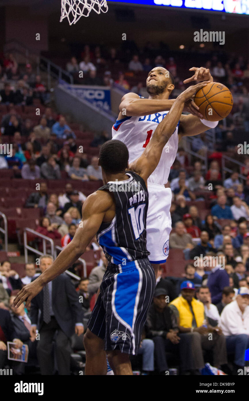 3. Dezember 2013: Orlando Magic Point Guard Ronnie Price (10) schlägt den Ball aus Philadelphia 76ers kleine Evan Turner (12) während der NBA-Spiel zwischen den Orlando Magic und die Philadelphia 76ers im Wells Fargo Center in Philadelphia, Pennsylvania weiterleiten. In der doppelt Overtime gewinnen die 76ers 126-125. (Christopher Szagola/Cal Sport Media) Stockfoto