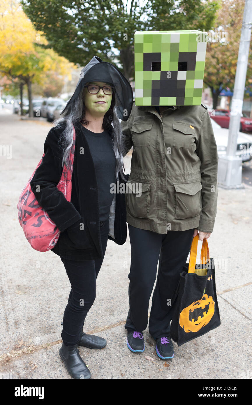 Kostümierte Erwachsene feiern Halloween im Kensington Abschnitt von Brooklyn, NY, 2013. Stockfoto