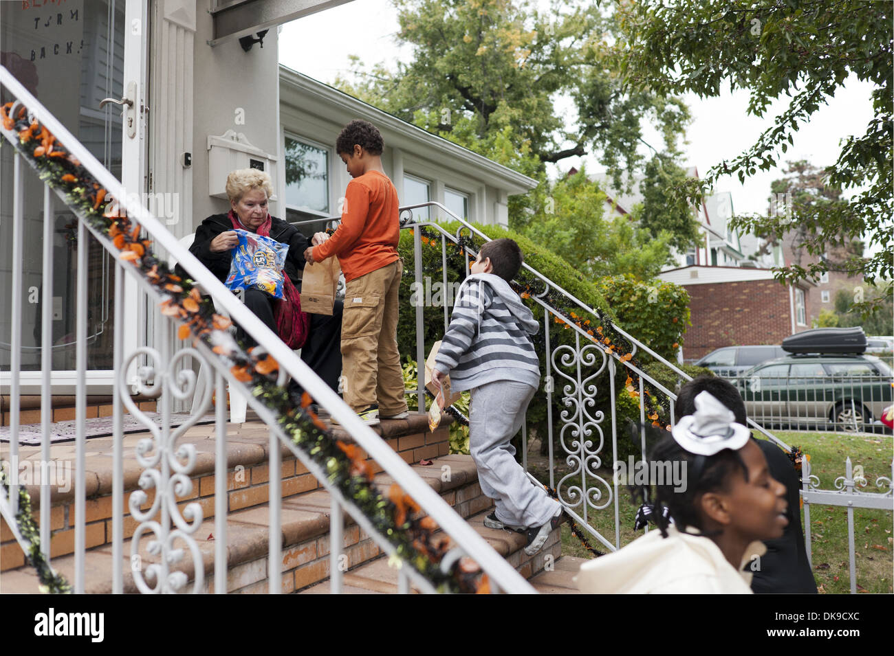Halloween Trick oder Treaters im Kensington Abschnitt von Brooklyn, NY, 2013. Stockfoto