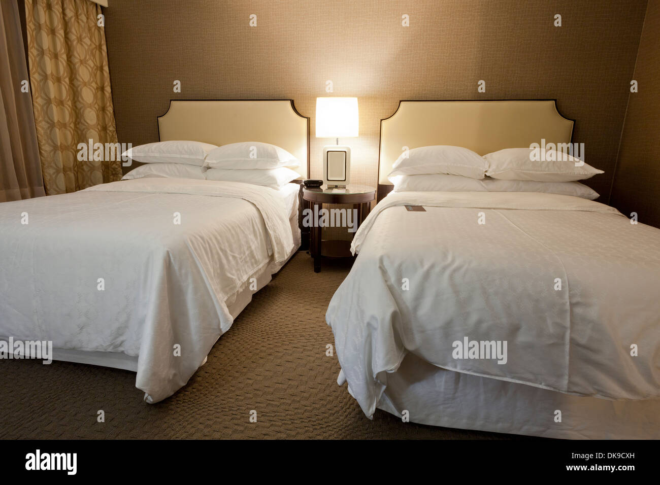 Doppel Zimmer Betten im Sheraton Hotel, USA Stockfoto