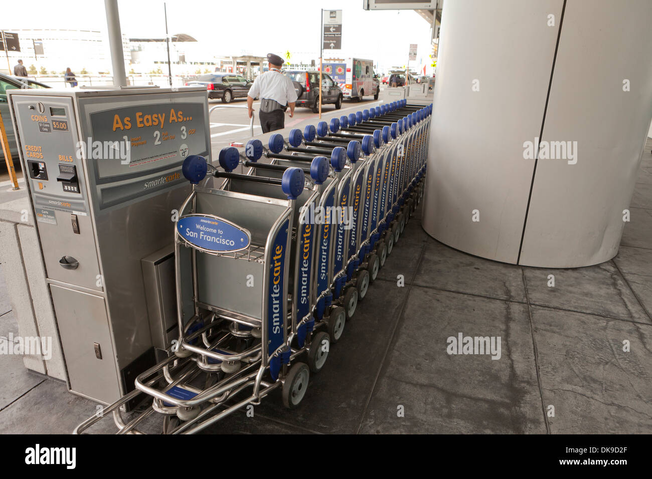 Flughafen-Gepäck Warenkorb Dispenser - San Francisco International Airport (SFO) - San Francisco, Kalifornien, USA Stockfoto