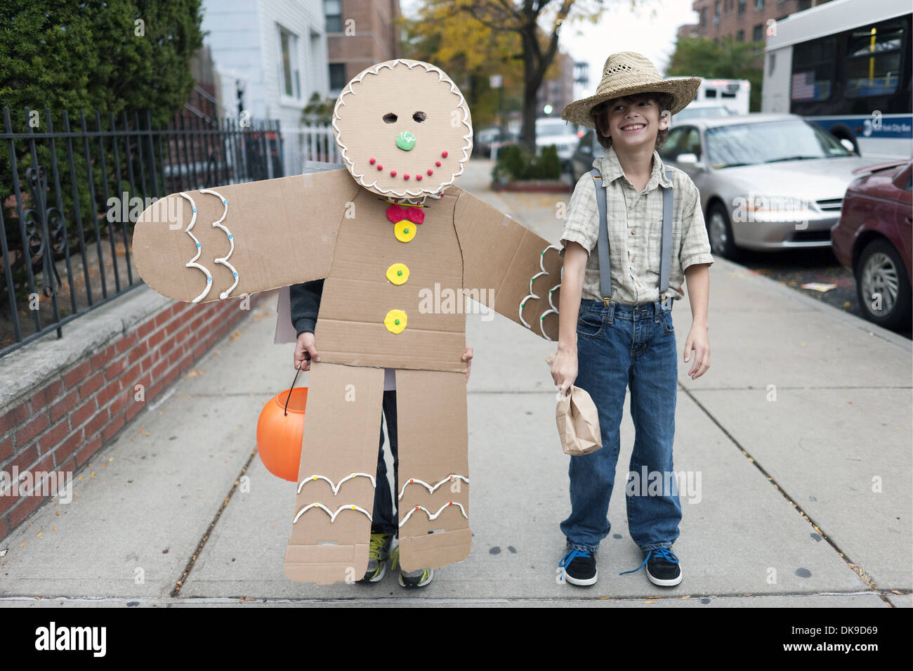 Halloween Trick oder Treaters im Kensington Abschnitt von Brooklyn, NY, 2013. Stockfoto