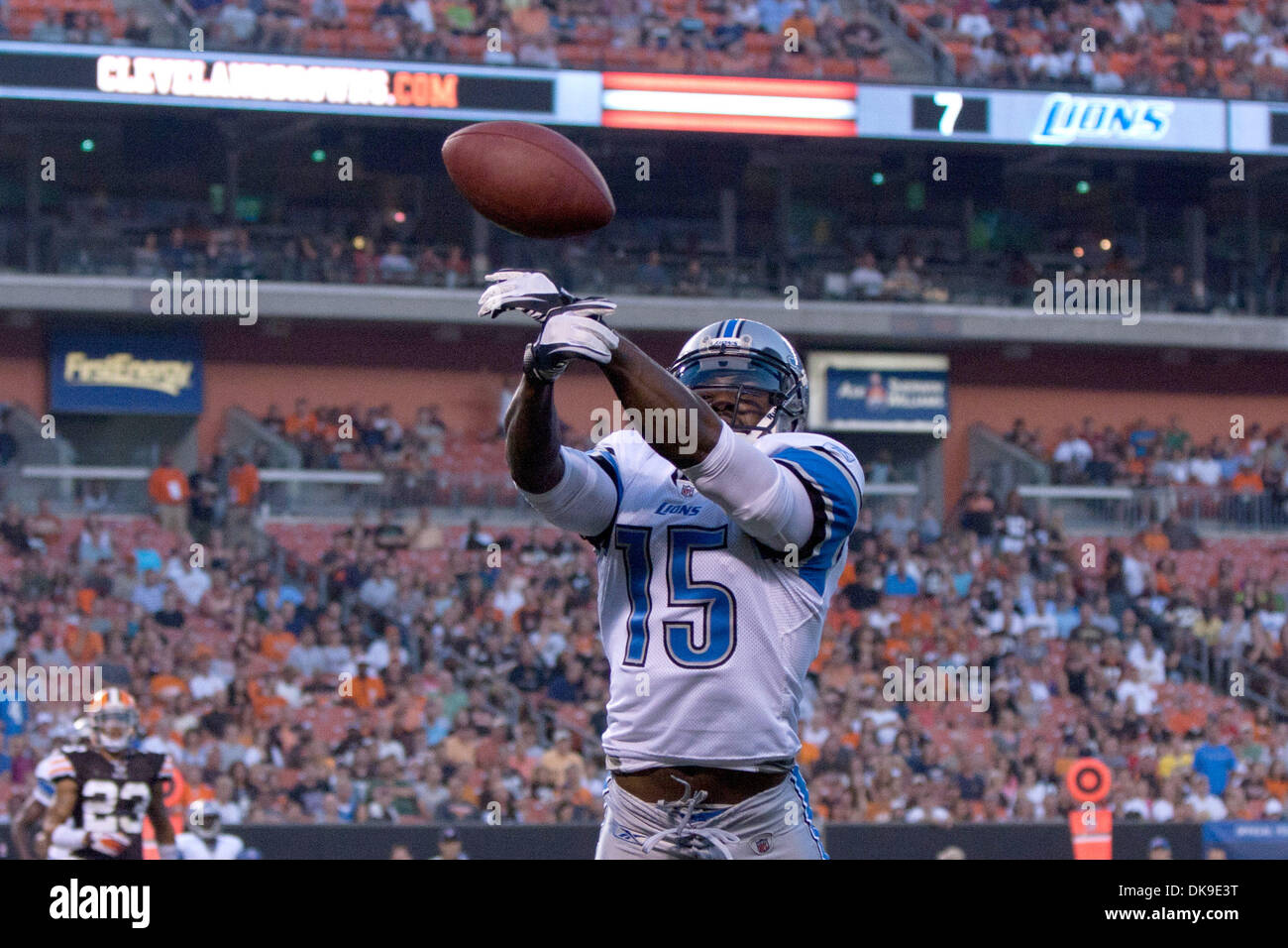 19. August 2011 - spielte Cleveland, Ohio, USA - Detroit Wide Receiver Derrick Williams (15) hat einen Pass von seinen Händen in die Endzone zu gehen, während der Vorsaison Spiel gegen die Cleveland Browns in Cleveland Browns Stadium in Cleveland, Ohio.  Die Detroit Lions besiegten die Cleveland Browns 30-28. (Kredit-Bild: © Frank Jansky/Southcreek Global/ZUMAPRESS.com) Stockfoto