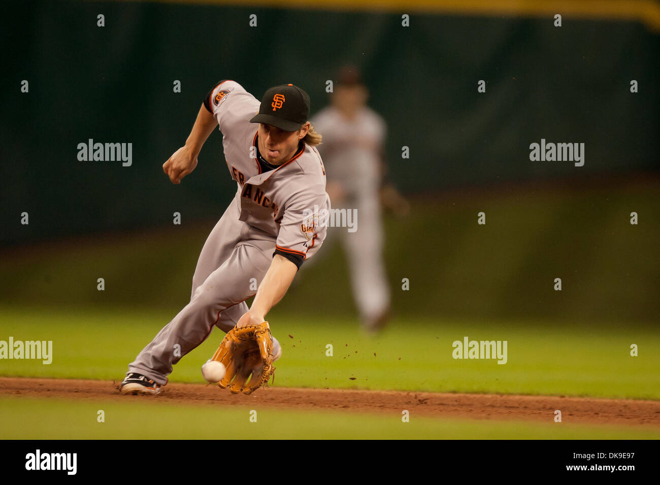 19. August 2011 - Houston, Texas, USA - San Francisco wenn Mike Fontenot (14) macht eine fielding Anspielung. Astros besiegte die Riesen 6-0 im Minute Maid Park in Houston, Texas. (Kredit-Bild: © Juan DeLeon/Southcreek Global/ZUMAPRESS.com) Stockfoto