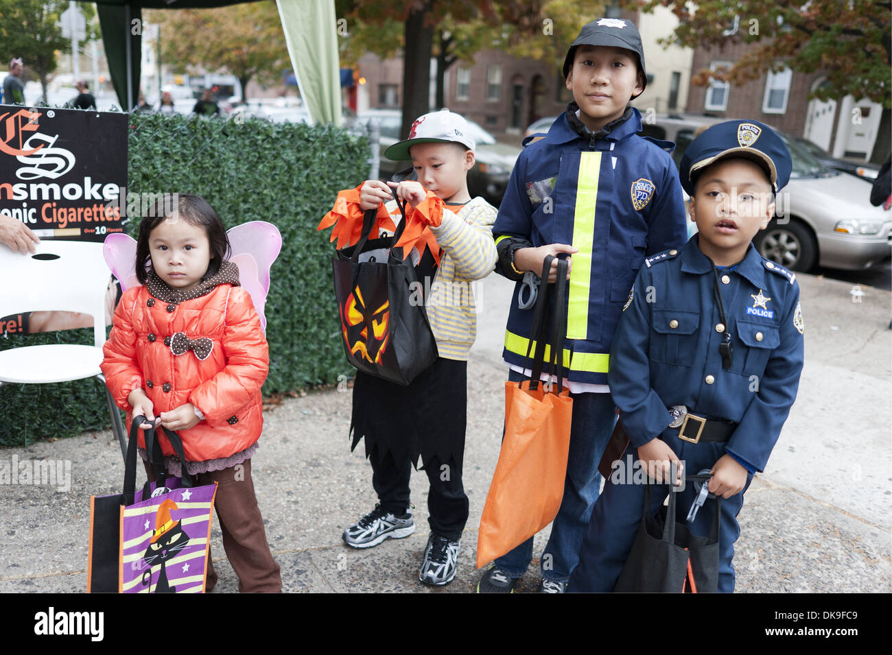 Halloween Trick oder Treaters im Kensington Abschnitt von Brooklyn, NY, 2013. Stockfoto