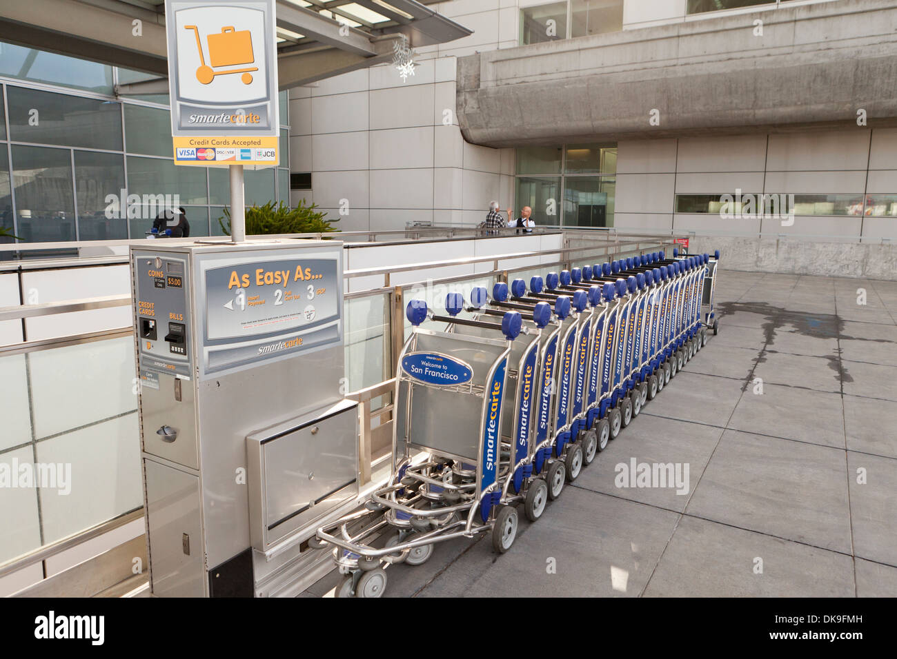 Flughafen-Gepäck Warenkorb Dispenser - San Francisco International Airport (SFO) - San Francisco, Kalifornien, USA Stockfoto