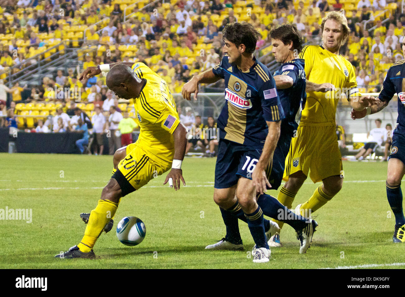 20. August 2011 - vorwärts Columbus, Ohio, USA - Columbus Crew vorwärts Emilio Renteria (20) kontrolliert den Ball und wird von Columbus Crew verteidigt Eric Gehrig (16) und Mittelfeldspieler Stefani Miglioranzi (6) in der zweiten Hälfte des Spiels zwischen Philadelphia Union und Columbus Crew Stadium Crew, Columbus, Ohio.  Columbus besiegte Philadelphia 2-1. (Kredit-Bild: © Scott Stuart/Southcre Stockfoto