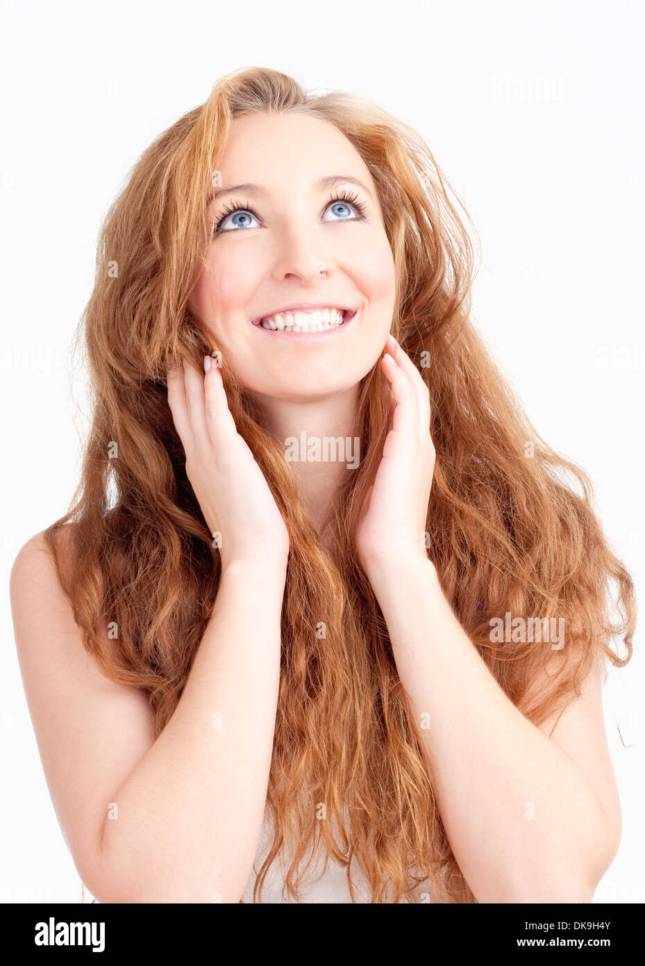 Junge Frau mit langen Haaren blickte lächelnd - Isolated on White Stockfoto