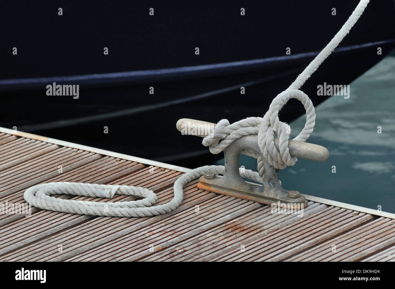 Detail eines Seiles an einem Steg Bitt gefesselt Stockfoto