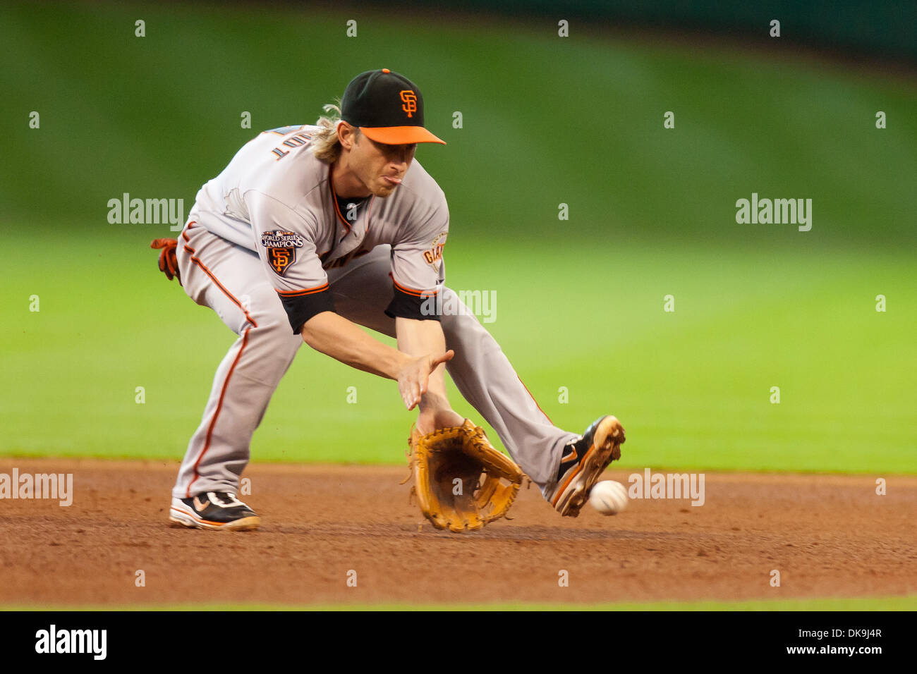 21. August 2011 - Houston, Texas, USA - San Francisco wenn Mike Fontenot (14) fielding einen geschlagenen Ball ein out. San Francisco Giants gegen die Houston Astros 6-4 in 11-Inning im Minute Maid Park in Houston Texas ist. (Kredit-Bild: © Juan DeLeon/Southcreek Global/ZUMAPRESS.com) Stockfoto