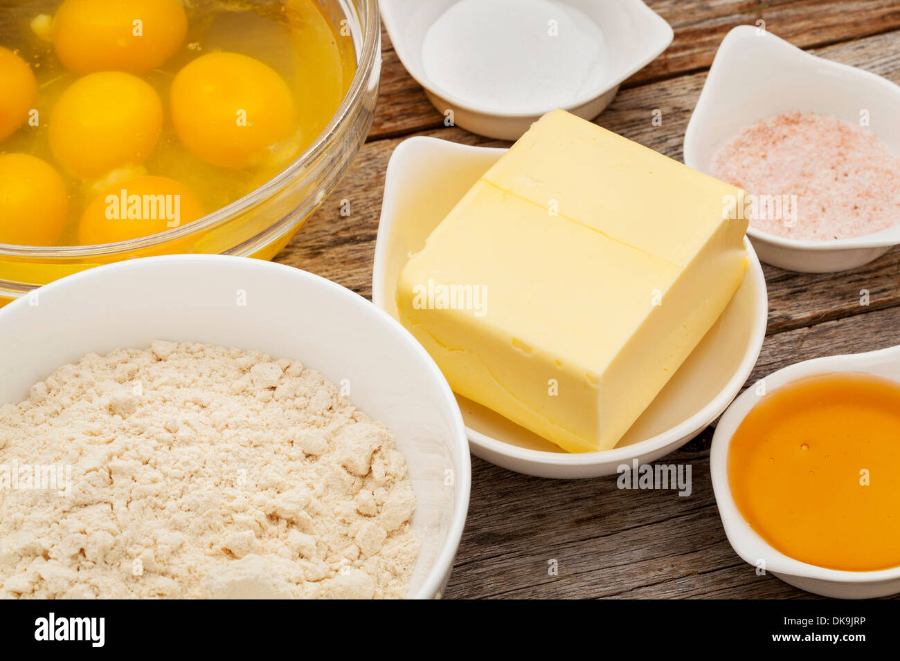 Zutaten für das Backen Gluten frei Kokosbrot: Eiern, Kokosmehl, Butter, Honig, Salz, Backpulver Stockfoto