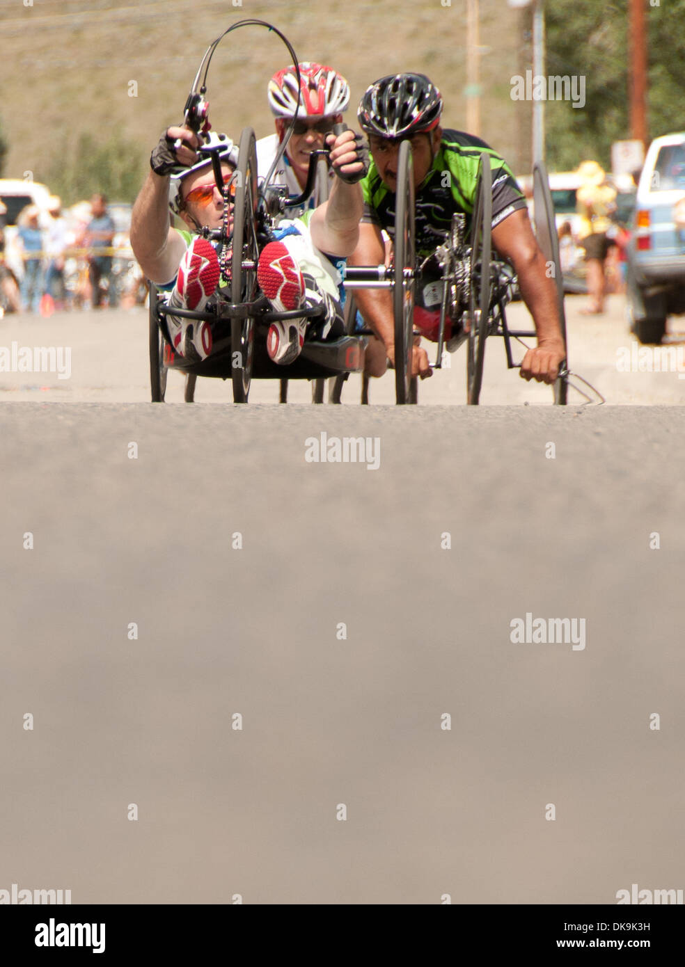 23. August 2011 - Crested Butte, Colorado, USA - Hand Radfahrer konkurrieren in den Crested Butte Downtown Criterium, präsentiert von der Adaptive Sports Center. (Kredit-Bild: © Braden Gunem/ZUMAPRESS.com) Stockfoto