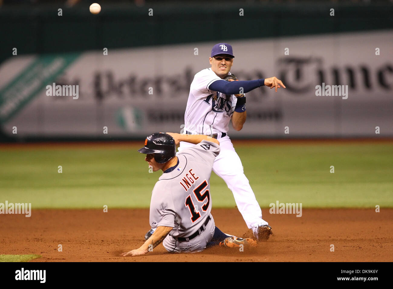23. August 2011 - rutscht St. Petersburg, Florida, USA - Detroit Tigers dritte Baseman Brandon Inge (15) zweites Standbein als Tampa Bay Rays zweiter Basisspieler Sean Rodriguez (1) abwechselnd das Doppelspiel im sechsten Inning bei einem Baseball-Spiel zwischen den Tampa Bay Rays und die Detroit Tigers im Tropicana Field. Tampa Bay Rays führen 1: 0 (Credit-Bild: © Luke Johnson/Southcreek Global/ZUMApr Stockfoto