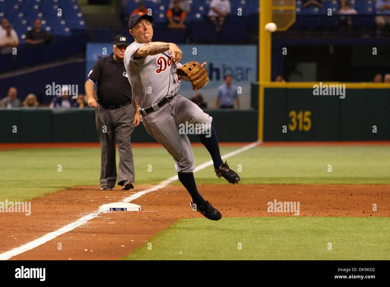 24. August 2011 - St. Petersburg, Florida, USA - Detroit Tigers dritte Baseman wirft Brandon Inge (15) zur ersten Base bei einem Baseball-Spiel zwischen den Tampa Bay Rays und die Detroit Tigers im Tropicana Field.  Tampa Bay Rays gewinnen 3-2 (Credit-Bild: © Luke Johnson/Southcreek Global/ZUMApress.com) Stockfoto