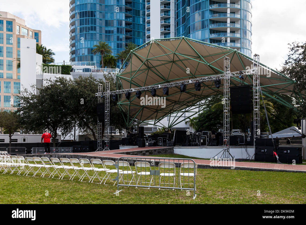 Portable-Musikpavillon, Bühne und Klappstühle für Konzert im Park am Las Olas Blvd., Innenstadt von Fort Lauderdale, Florida, USA. Stockfoto