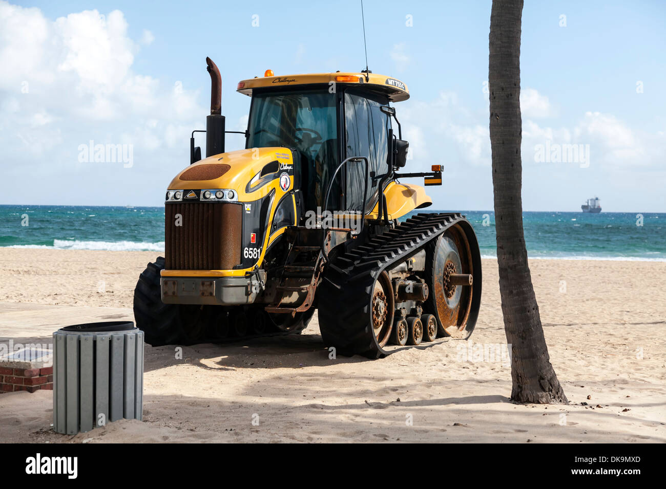 Caterpillar Challenger Kautschuk verfolgt Traktoren verwendet, um einen Friseur Surf Rake saubere Strände in Fort Lauderdale, Florida USA ziehen. Stockfoto
