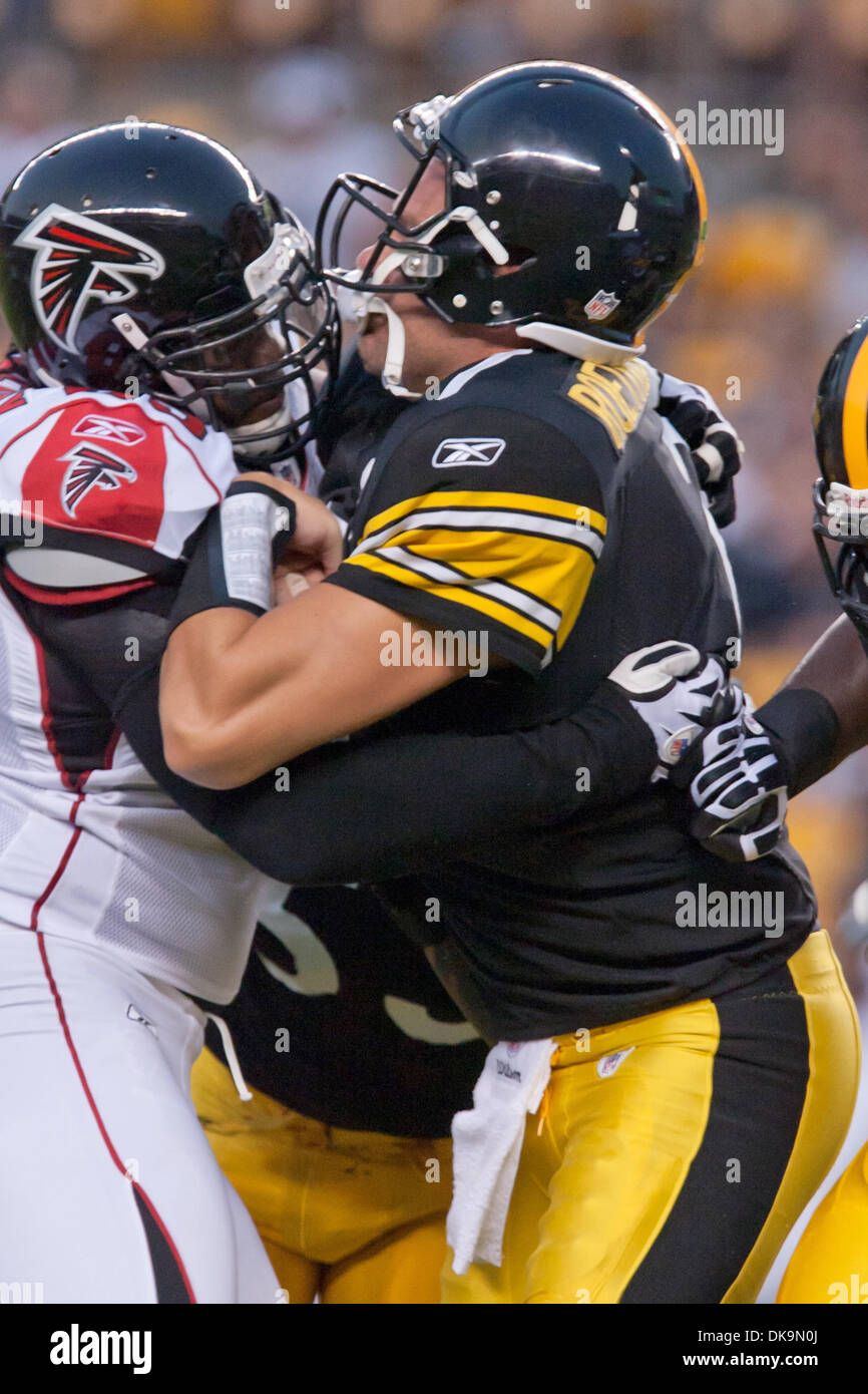 27. August 2011 - ist Pittsburgh, Pennsylvania, USA - Pittsburgh Steelers Start Quarterback Ben Roethlisberger (7) durch Atlanta Falcons defensive Lineman Jonathan Babineaux (95) im ersten Quartal entlassen.  Die Pittsburgh Steelers gegen die Atlanta Falcons 34-16 in der Vorsaison Spiel spielte bei Heinz Field in Pittsburgh, Pennsylvania. (Kredit-Bild: © Frank Jansky/Southcreek G Stockfoto