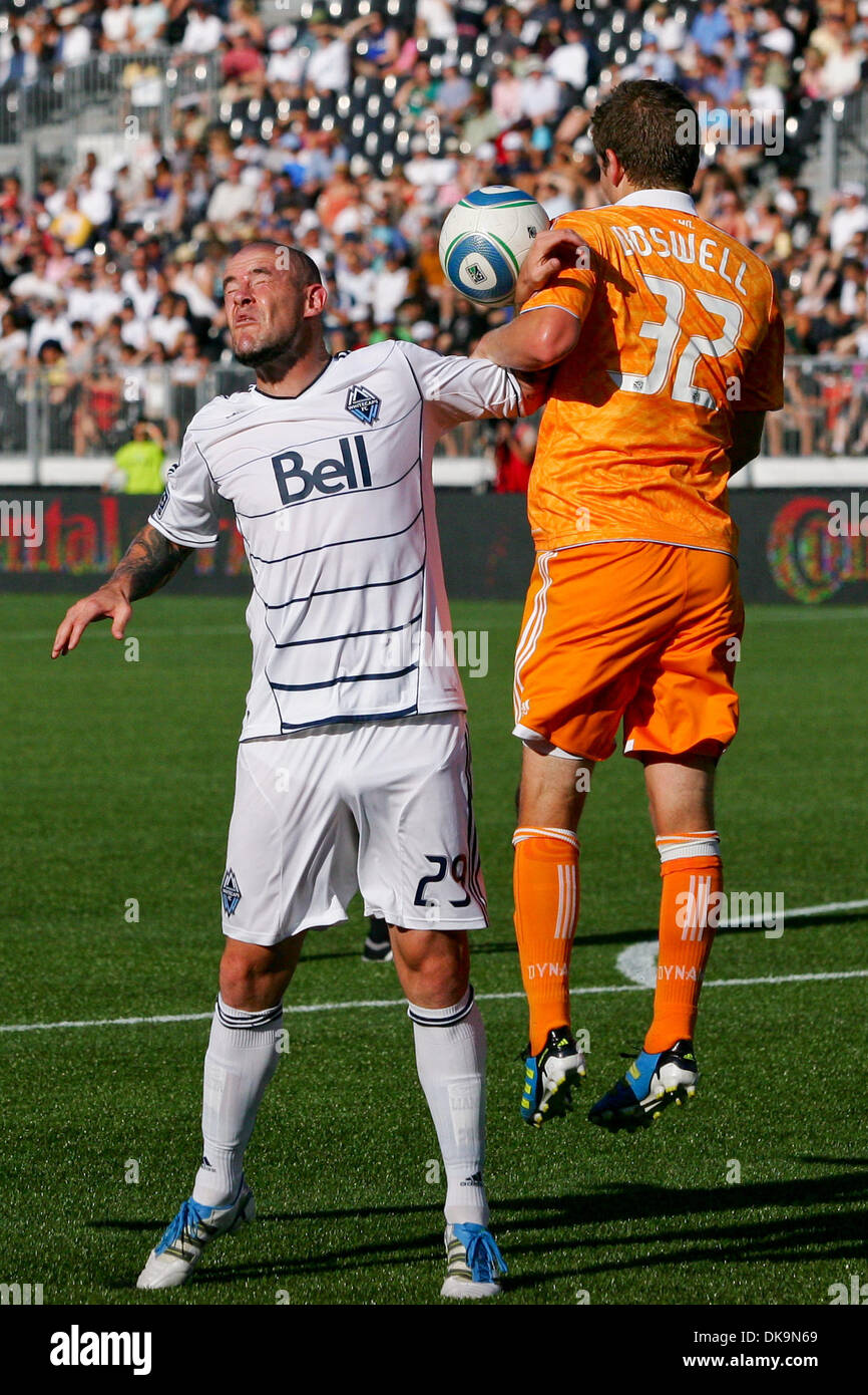 27. August 2011 - besiegte Vancouver, British Columbia, Kanada - Whitecaps #29 Eric Hassli und Dynamo #32 Bobby Boswell auf einander zu halten für einen Header Vancouver Whitecaps Houston Dynamo mit einer Punktzahl von 1-0 am Samstag Spiel in der Empire Field in Vancouver. (Kredit-Bild: © James Healey/Southcreek Global/ZUMAPRESS.com) Stockfoto
