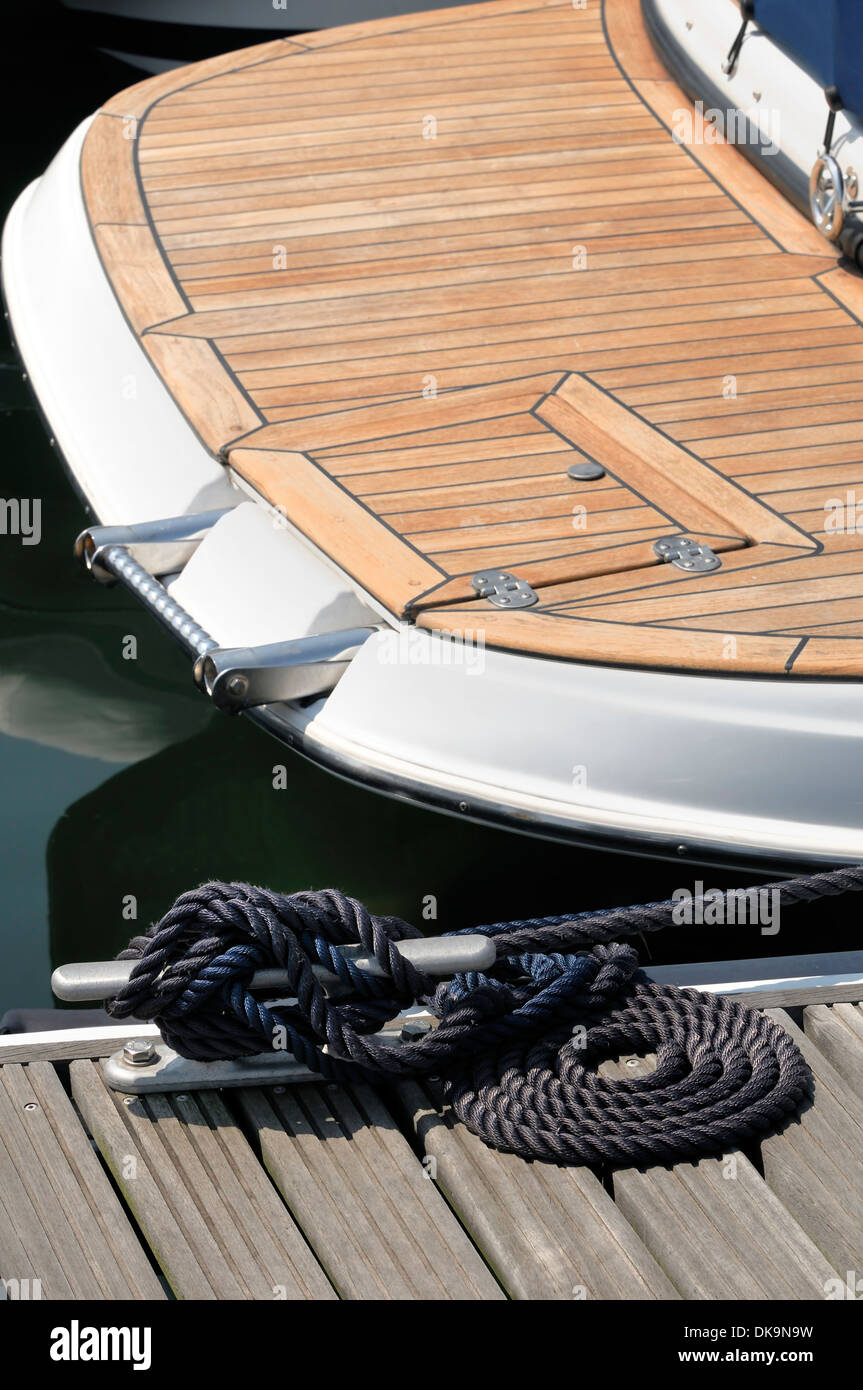Detail von einem Seil gefesselt, um Sicherung Boot zum Jetty bitt Stockfoto