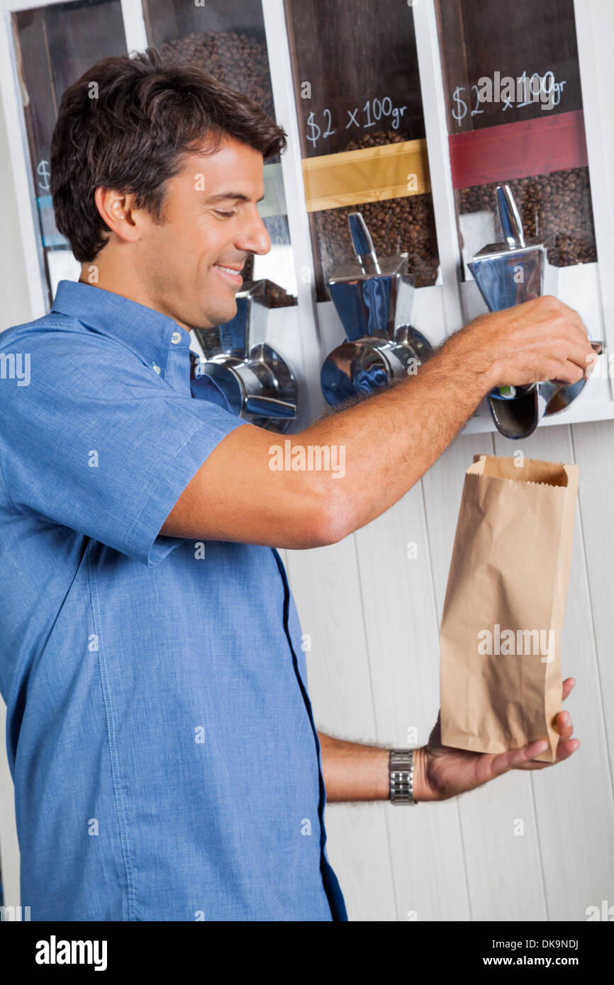 Männlicher Kunde Kaffeebohnen im Supermarkt zu kaufen Stockfoto