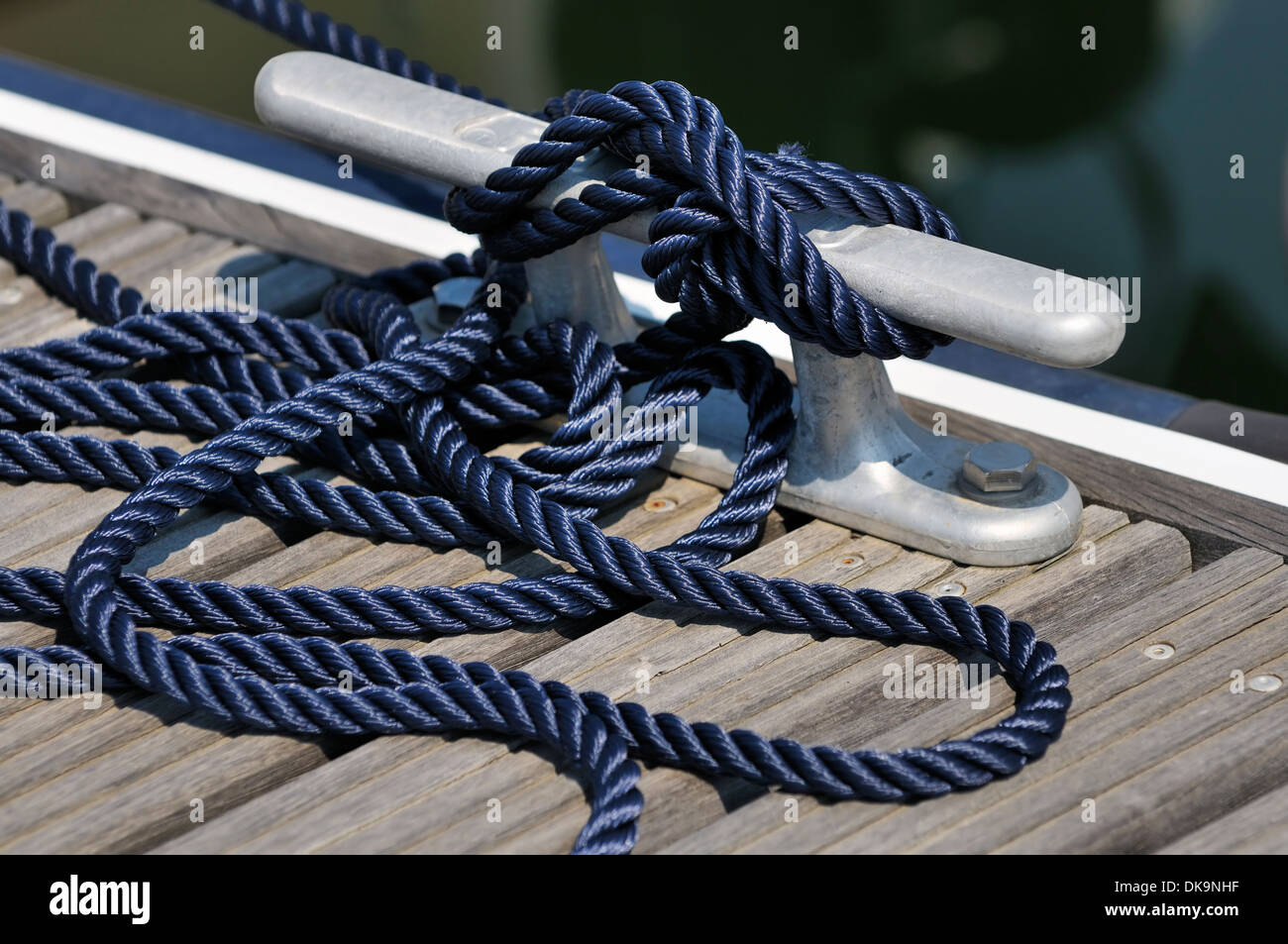 Ein blaues Seil gefesselt auf ein Boot zum Jetty Sicherung Bitt Nahaufnahme Stockfoto