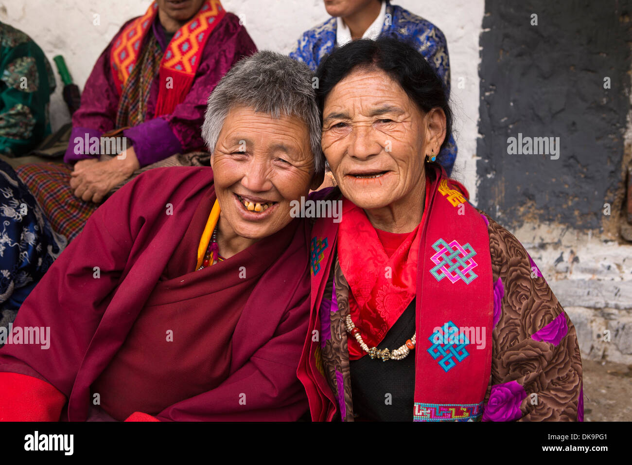 Bhutan, Phobjika, Gangte Goemba Tsechu, zwei alte Frauen tragen traditionelle kira Stockfoto