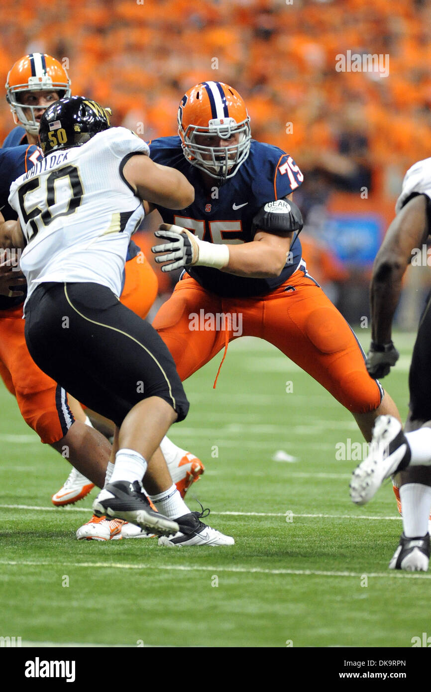 2. September 2011 - pass Syracuse, New York, USA - Syracuse Orange Garde Zack Chibane (75) Blöcke Wake Forest Demon Deacons defensive Tackle Nikita Whitlock (50) im dritten Quartal beim Saisonauftakt im Carrier Dome in Syracuse, NY. Wake Forest Syrakus kam zurück vom 15. bis Niederlage Wake Forest 36-29 in Überstunden. (Kredit-Bild: © Michael Johnson/Southcreek Global/ZUMAPRESS. Stockfoto