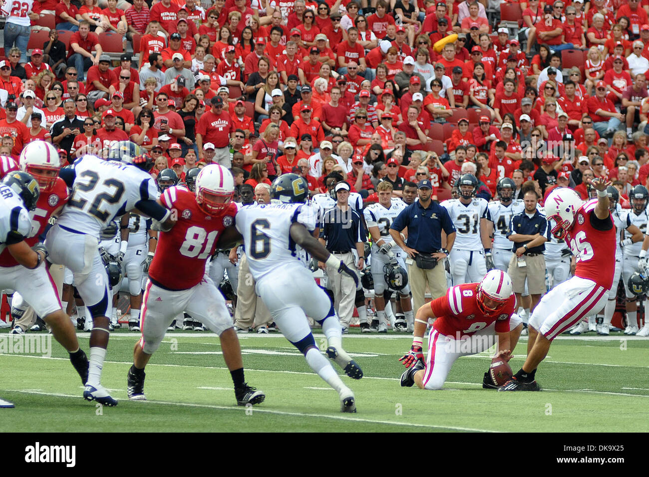 3. September 2011 - tritt Lincoln, Nebraska, USA - Nebraska Kicker Brett Maher (96) eines seiner vier Feld-Ziele im dritten Quartal. Nebraska besiegte Tennessee Chattanooga 40-7 im ersten Spiel der Saison für beide Teams.  Gespielt wurde im Memorial Stadium in Lincoln, Nebraska. (Kredit-Bild: © Steven Branscombe/Southcreek Global/ZUMApress.com) Stockfoto