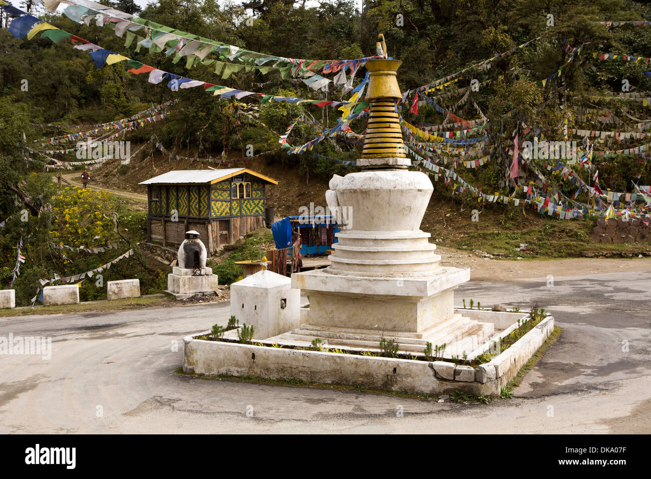 Bhutan, Pele La Pass, Tschörten von Trashigang, Semtokha, Autobahn Gebetsfahnen im wind Stockfoto