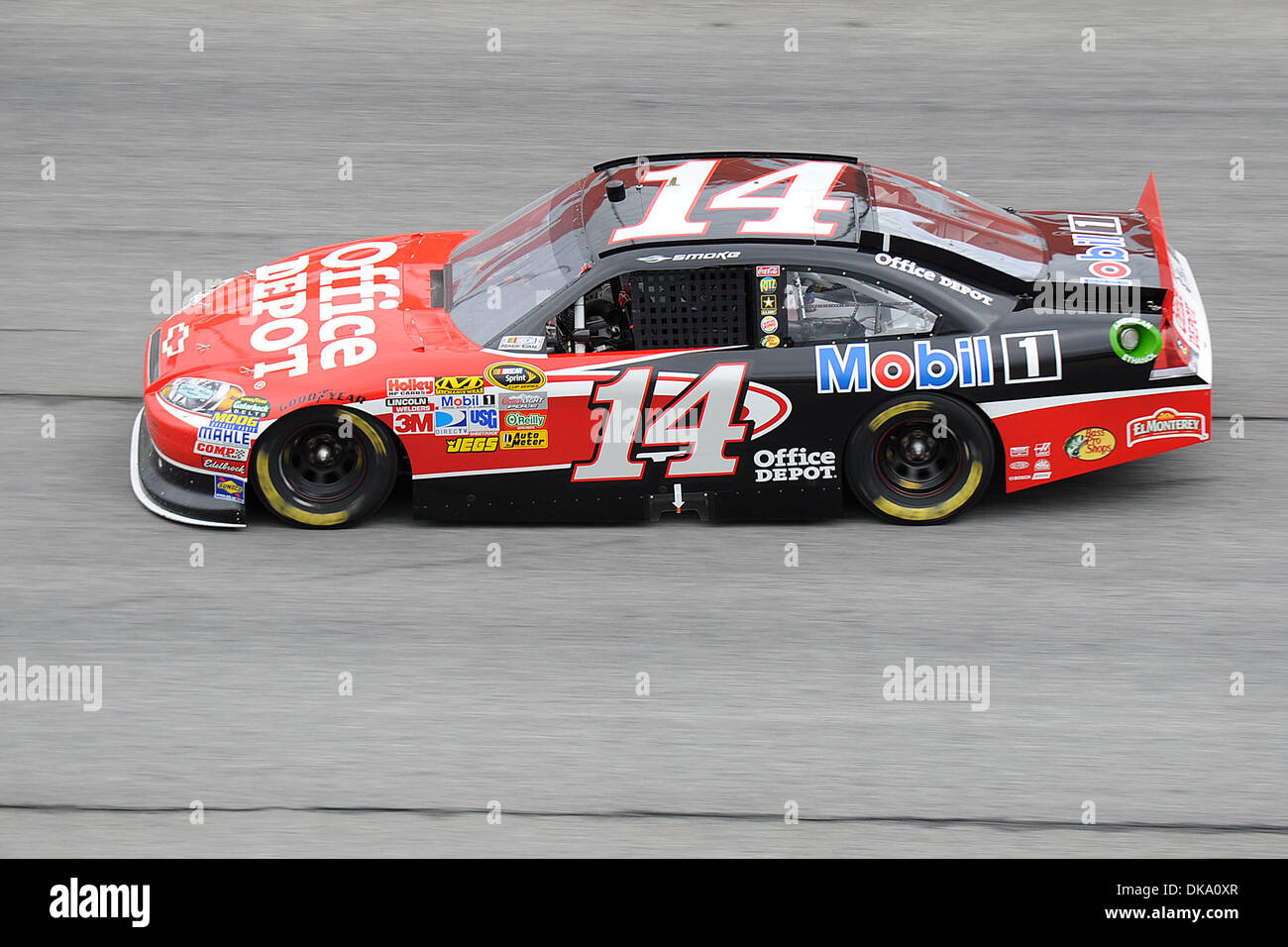 6. September 2011 - verzögert Hampton, Georgia, US - sprinten Sie Schale Reihe Fahrer Tony Stewart (14) bei Regen AdvoCare 500 auf dem Atlanta Motor Speedway in Hampton Georgien. (Kredit-Bild: © Marty Bingham/Southcreek Global/ZUMAPRESS.com) Stockfoto