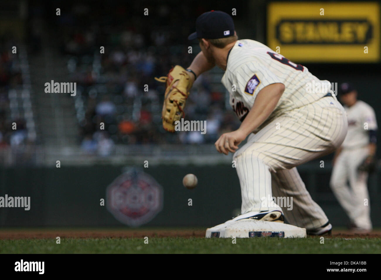 7. September 2011 - Felder Minneapolis, Minnesota, USA - Minnesota Twins erster Basisspieler Chris Parmelee (69) einen Wurf zum ersten Base in einem Baseball-Spiel zwischen den Chicago White Sox gegen Minnesota Zwillinge im Zielfeld in Minneapolis, MN. Die Zwillinge gewann das Spiel 5: 4. (Kredit-Bild: © Steve Kotvis/Southcreek Global/ZUMAPRESS.com) Stockfoto