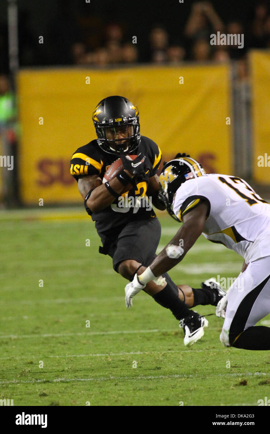 9. September 2011 - versucht Tempe, Arizona, USA - WR Jamal Meilen (32), Missouri FS Matt White (17) zu vermeiden. Arizona State besiegt Missouri 37-30 in OT in Tempe, Arizona. (Kredit-Bild: © Dean Henthorn/Southcreek Global/ZUMAPRESS.com) Stockfoto