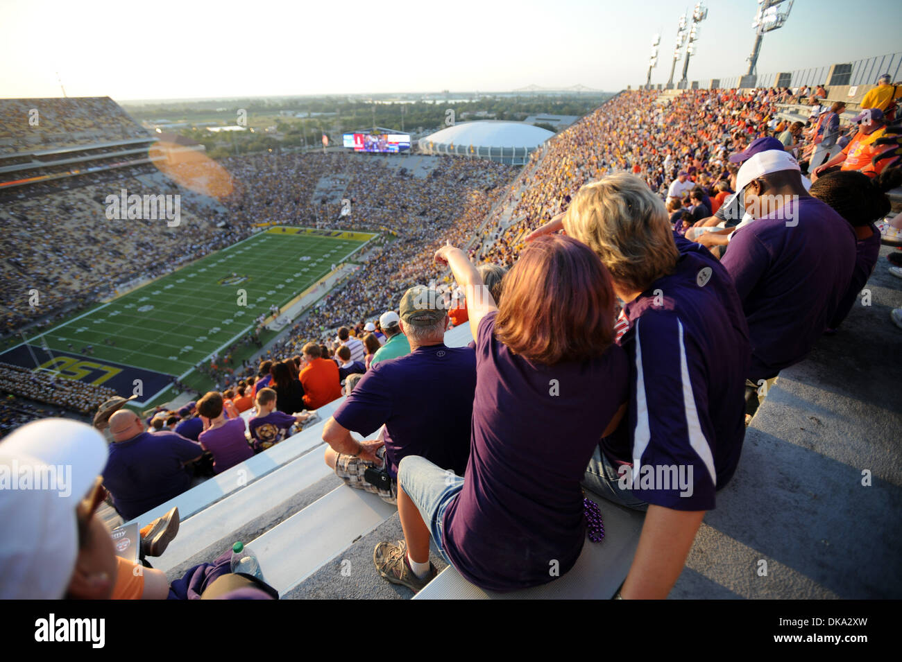 Eine Mutter und Tochter genießen die div. 1 NCAA Football-Spiel zwischen der LSU Tigers und den nordwestlichen Staat Dämonen an der Spitze der Tiger Stadium in Baton Rouge, Louisiana  LSU gewann 49-3. (Kredit-Bild: © Donald Seite/Southcreek Global/ZUMAPRESS.com) Stockfoto